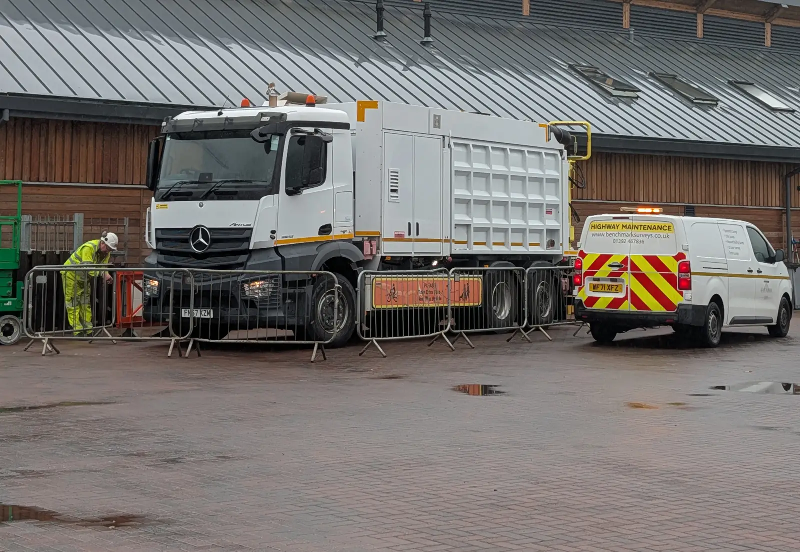 Benchmark Surveys van on site